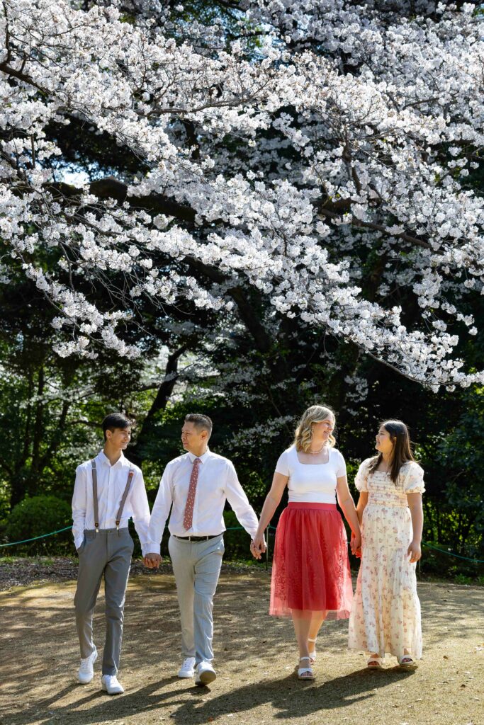 Couple and family during a Tokyo photo session with a professional photographer